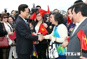 The Vietnamese community welcomes the PM in Brussels (Photo: VNA)